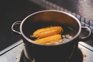 boiling corn on the cob on the stove