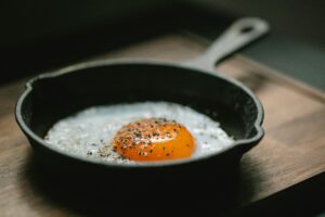 cast iron for cooking eggs