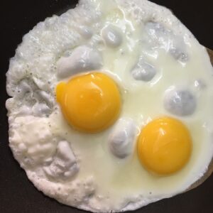 eggs fried with cast iron cookware